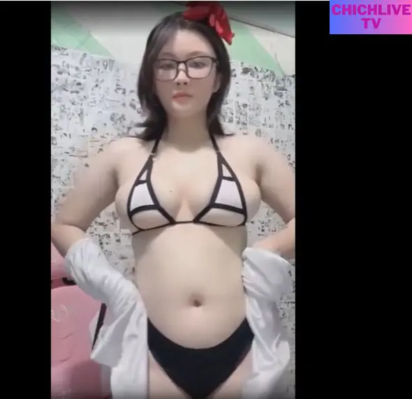 Baby Girl Chichlive Nhảy Múa, Khoe Hàng Nóng Bỏng Hình 1